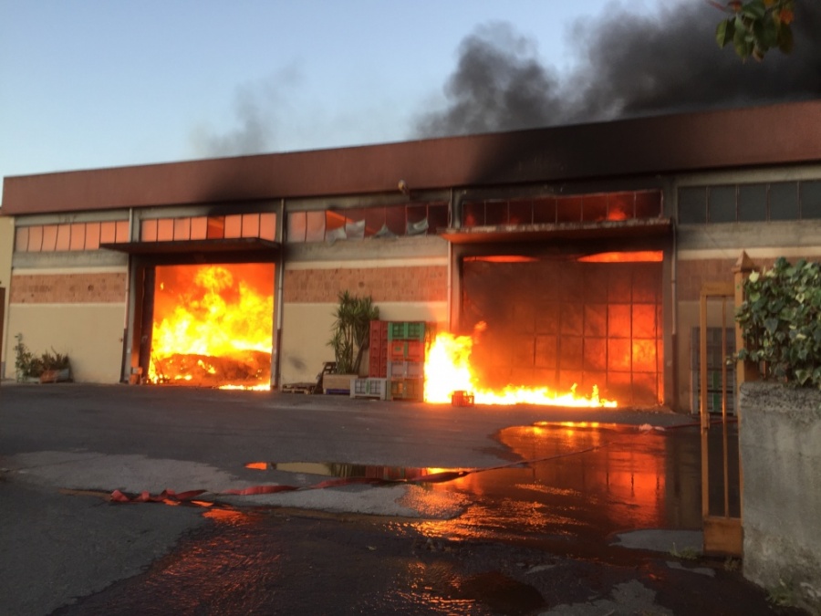 Scordia, 25 Aprile di fuoco: incendiati 2 capannoni